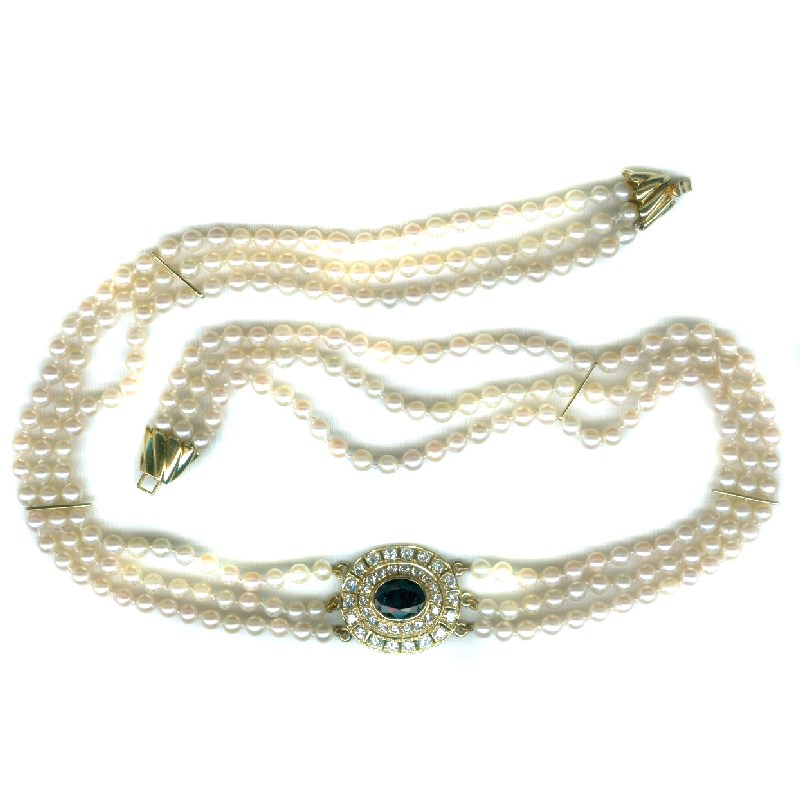 Classic 3 strings pearl necklace with diamond and sapphire center - 1980